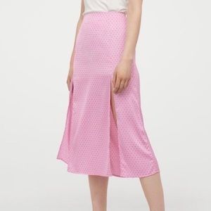 NWT 🎀 H&M Pink and Black Polkadot Silky Slit-hem Skirt 🌸